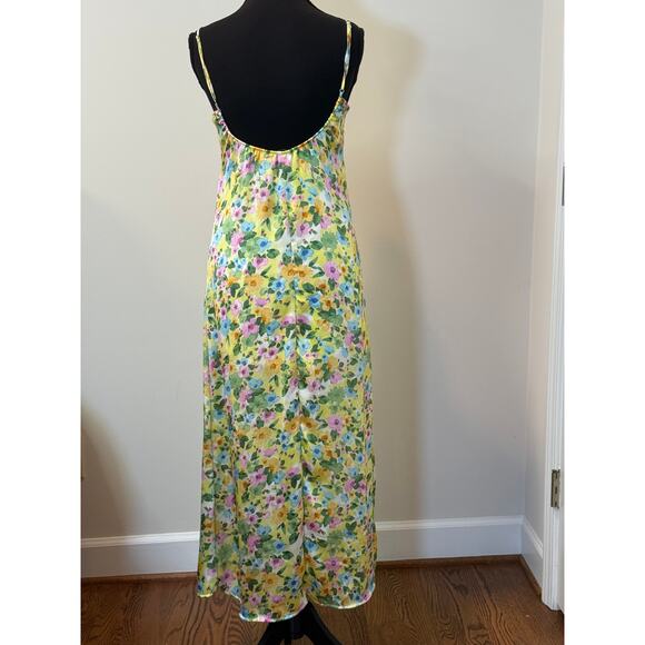 Stradivarius Satin Midi Slip Dress in a floral Print - Picture 2 of 3